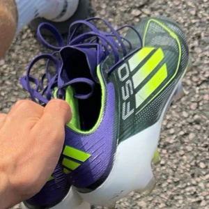Adidas F50 Limited Edition fotbollsskor - Säljer mina f50 limited edition då dom är för små för mig, har använt i 3 veckor och är i bra skick, kontakta mig här för prisförslag så kommer vi överens över ett schysst pris för dig! Du får även med tillhörande påse till skorna samt sko boxen om du vill 👀 ett pyttelitet hål på båda skorna på framdelen vilket gör att jag säljer dom billigare 
