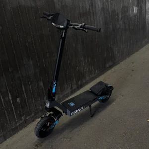Elscooter från Kukirin  - Helt ny kukirin g2 använt bara 2 gånger  nymålat design som gör den unik, kvitto paket och laddare tillbehör. jätte rolig och snabb att åka skriv gärna om ni har några frågor 