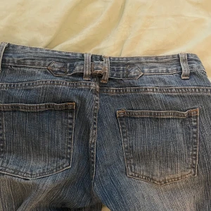 Brandy Melville Flared Jeans - Intressekoll på mina superfina och trendiga jeans från Brandy Melville⭐️ Dom har också supercoola detaljer!Syns inte så bra på bilden men dom är flare! Använda men i superbra skick.Helt slutsålda och köpta i Paris💕 Står ingen storlek men skulle säga att dom passar 34/36, eller S/M!!