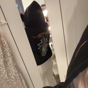 Svart Ed Hardy hoodie  - Säljer nu  min hoodie från Ed Hardy i storlek L. Svår att få tag på! (Pris kan diskuteras)