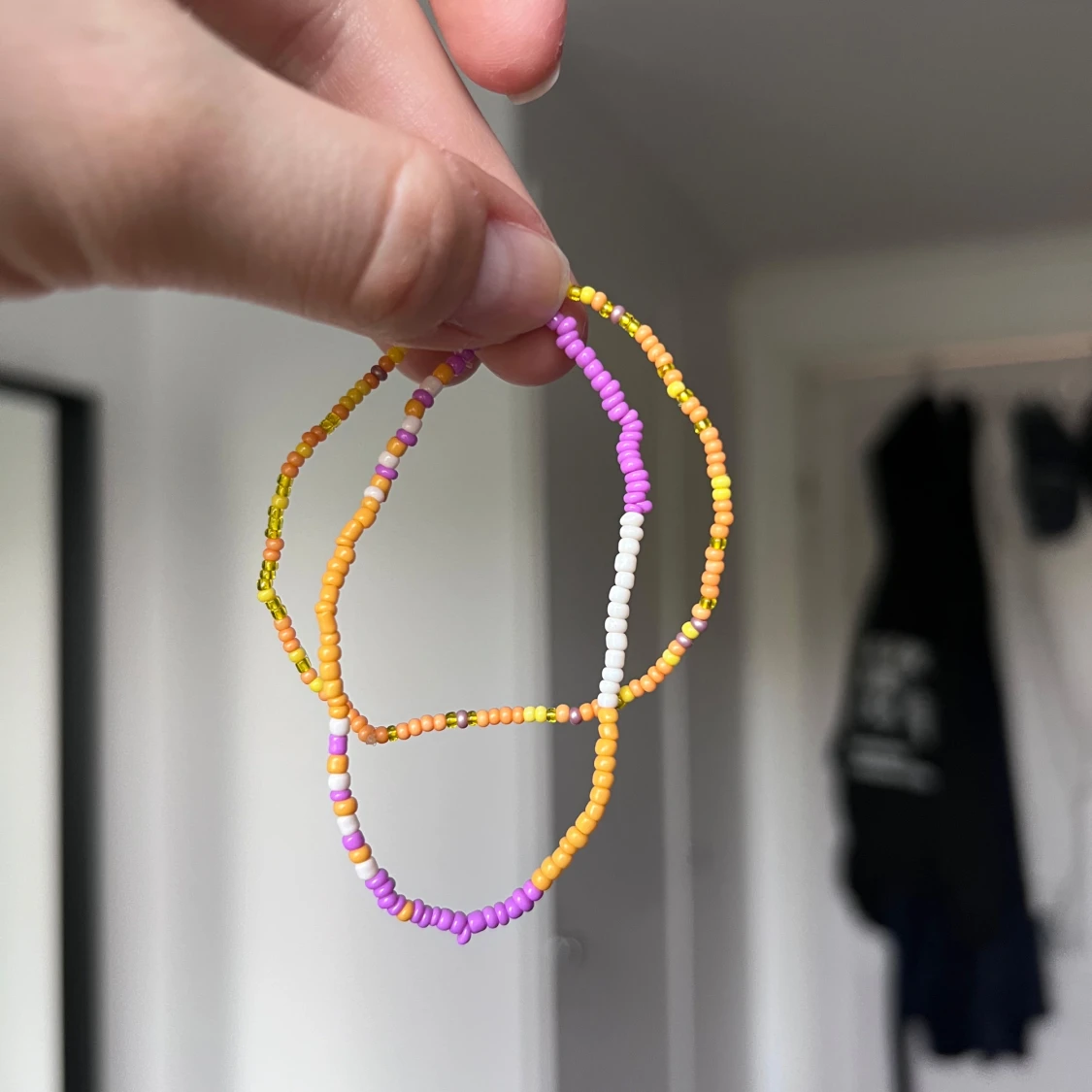 Färgglada pärlarmband i lila och orange - 1