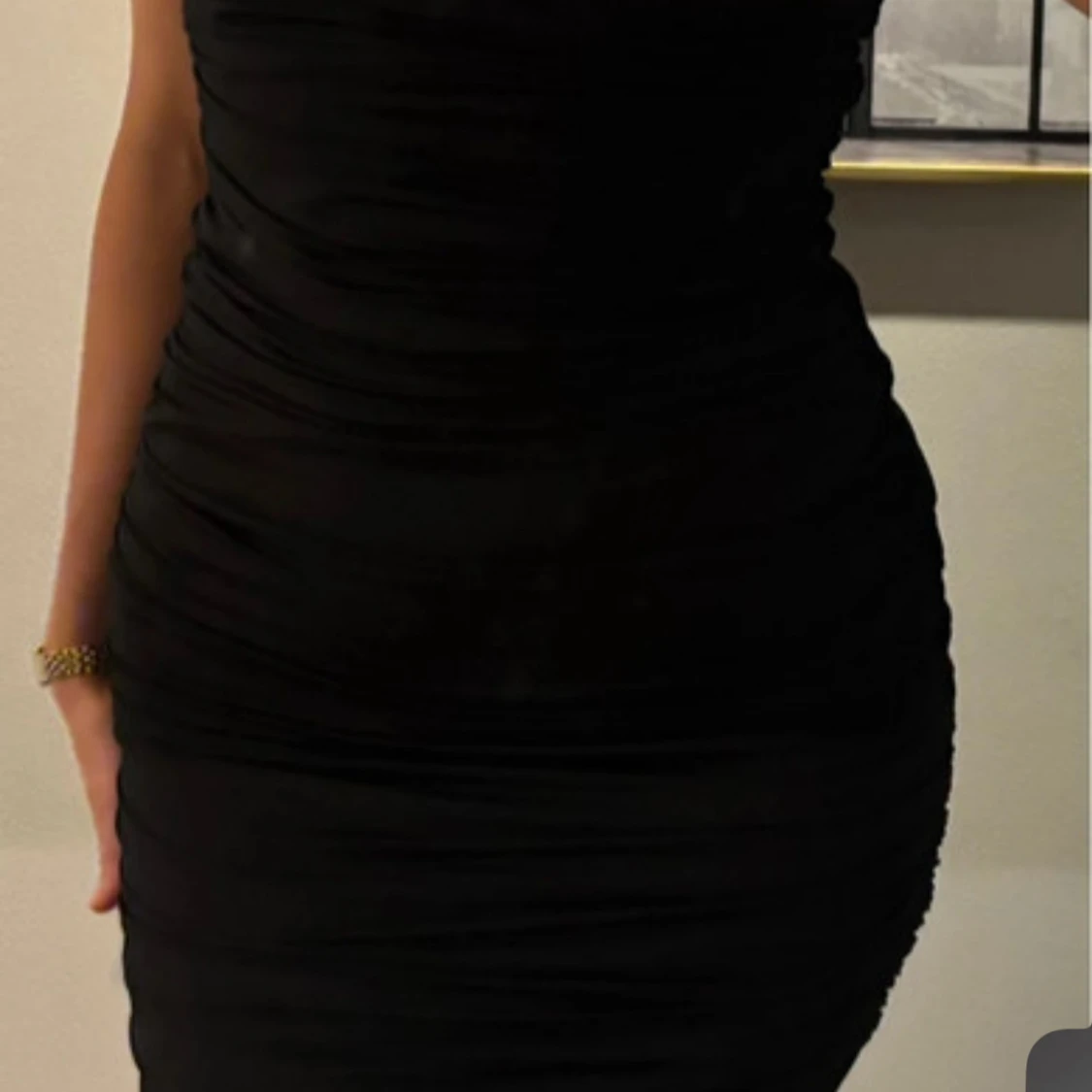 Svart tight kortklänning