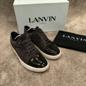 Lanvin skor  - Hej! Säljer nu dessa sjukt snygga lanvin skorna som är sjukt limiterade i färgen Elephant grey  Storlek UK 10 vilket motsvarar 44 i EU  Skick 7/10  Ny pris= 5000 kr Säljs för= 2399 kr Dustbag tillkommer vid köp 