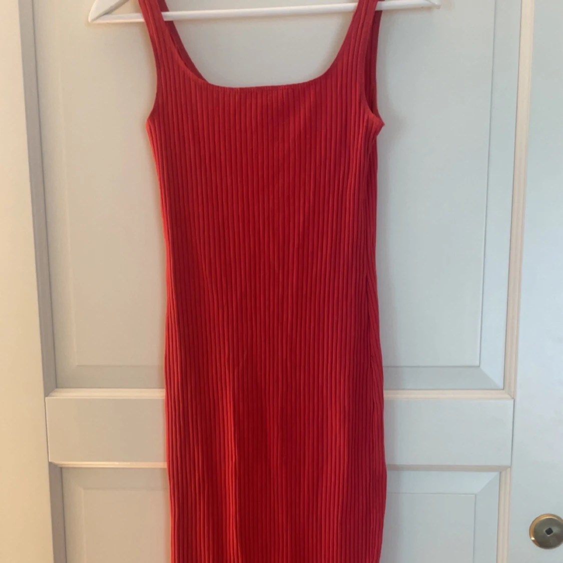Röd ribbad klänning från H&M Divided