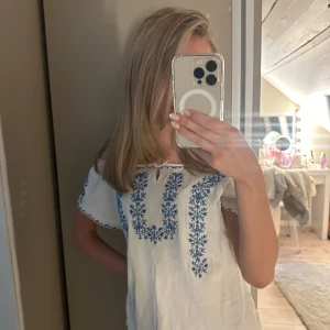 Vit blus med blå broderier - Supersöt vit blus med blå broderade detaljer framtill och på ärmarna. Såå fin😍😍 #sthlmstil #sommartopp #valentino