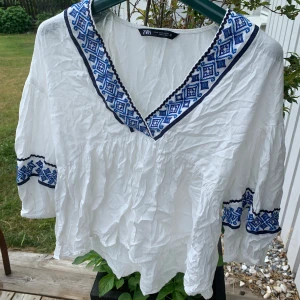 Fin blus från zara 🩵🌸 - Super söt blus från Zara - V-ringad modell🌸🌸 Har använts fåtal gånger, är i mycket fint skick! Stolek Xs, passar även S 💓