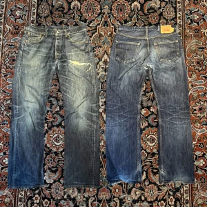 Vintage Levi’s 501 - Säljer sjukt snygga vintage Levis 501! Dessa har en sjuk wash och har en riktigt snygg slitning! Midja:43 längd: 105