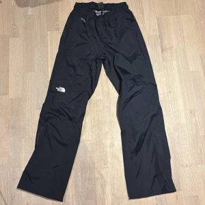 Svarta täckbyxor från The North Face XS/S - Storlek XS passar också S. Mycket fint skick! Jacka finns till byxorna så kombo deal går att lösa om man vill ha hela setet!