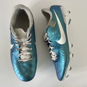 Nike tiempo - Nike tiempo fotbollsskor i storlek 41 men passar 42. Det är Andvända i ändast en vecka.