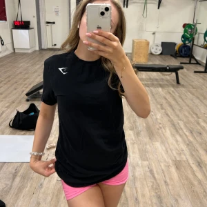 Träningströja  - Träningströja från Gymshark, typ overzise som ni kan se på bilderna. Tror den är storlek S/M
