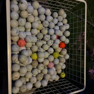 Golf bollar  - Säljer 400 golf bollar nästan helt nya märken Callaway, titles. Srixon,Nike, taylormade och Wilson 12kr för Callaway titles och Taylor made 5 kr för övrigt 9 kr för färgade 