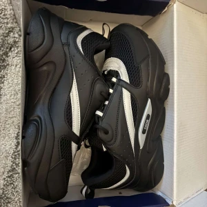 Dior B22 - Aldrig används Dior B22 i perfekt skick. Storleken är 42 vid eventuella funderingar är det bara att höra av sig.