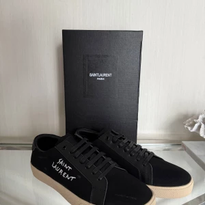 Saint Laurent skor  - Säljer ett par svarta Saint Laurent sneakers i storlek 43. Perfekta skor nu inför sommaren som kommer ge dig en clean och stilig look☀️Vid frågor eller funderingar är det bara att höra av sig‼️PRISET är solklart inte skrivet i sten. Inget äktehetsbevis eller kvitto finns till skorna.