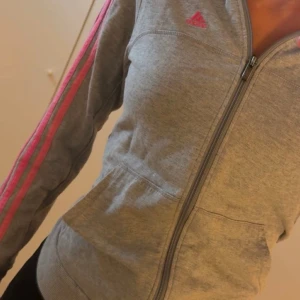 Adidas kofta - Söt adidas kofta i grå och rosa. Stl 170. Sitter som XS. Bra skick!