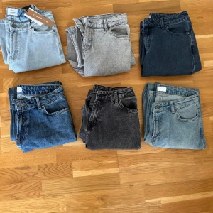 6 par jeans från Grunt - Säljer 6 par jeans från Grunt, alla i storlek 28 och i väldigt bra skicka några är inte ens använda. De är lite loose fit i modellen alltså baggy. Nypris är 599kr. Jag säljer de för 349kr styck men de går att få 2 för 659.