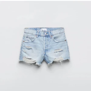 Zara jeans shorts  - Jeans shorts från Zara, i ny skick ! Storlek 34