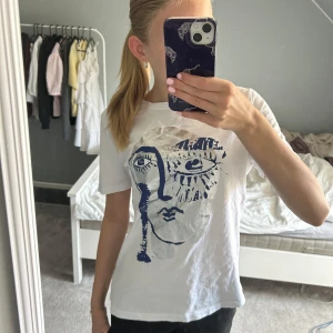 Zara tröja - En söt T-shirt från Zara och säjer pågrund av att den är inte kommer till användning!🥰