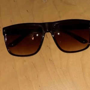 Helt nya  bruna solglasögon  - Helt nya bruna solglasögon perfekt för sommaren.