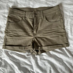 Khakigrön jeansshorts  - Snygga gröna shorts från H&M i jeansmaterial. Perfekta för varma dagar och enkla att matcha med allt. Materialet känns mjukt och skönt mot huden