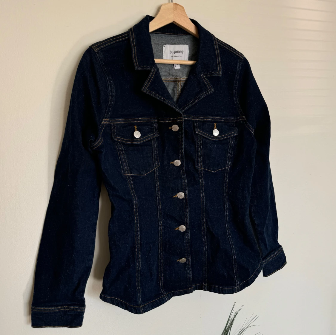 Mörkblå jeansjacka från b.young