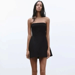 Zara klänning med rosett  - Säljer nu denna helt slutsålda klänningen från Zara i storlek XS, prislappen är kvar!!🖤🖤