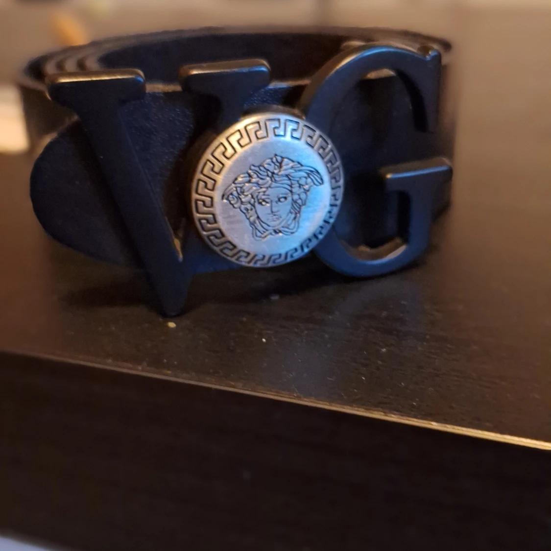 Svart Versace bälte med stor logga - 1