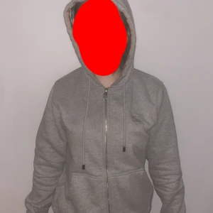 Grå zip-hoodie från Burberry - Säljer en grå hoodie från Burberry med dragkedja och huva, storlek S, inga skador, sälj pågrund utav ingen användning då de va min brors gamla, för mer bilder kom privat❤️nypris 4679kr❤️