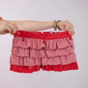 REMAKE kjol  - Röd miniskirt som är väldigt liten i storleken❤️midjemått är 36 mätt platt 