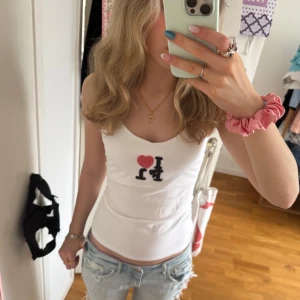 Pärlbroderade T-shirts  - Säljer söta pärlbroderade t-shirs/linnen där man kan välja motiv själv, kom privat för pris💕 På bilden är en f1 bil jag gjort till mig själv (säljer ej just den). Ca 1-2v leveranstid. 🏎️