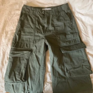 Olivgröna cargobyxor från Bershka - Säljer ett par olivgröna cargobyxor från Bershka