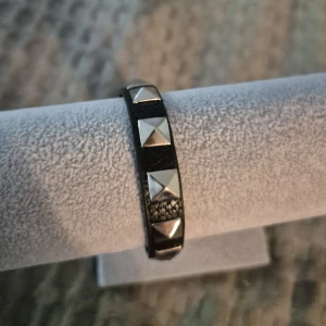 Valentino liknande armband  - GRATIS GÅVA MED VARGE ORDER!! Supertrendig stockholmsstil tjejer, armband med nitar silver. Vinter ring smycke. Gjord av stål, jag svarar och skickar alltid snabbt!