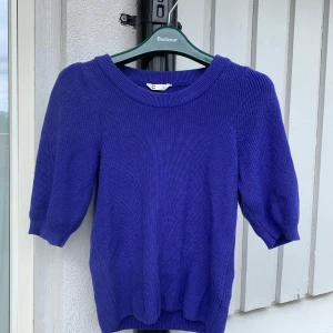 Blå stickad tröja från Cubus  💙 - Säljer en snygg blå stickad tröja från Cubus i storlek S. Tröjan har rund halsringning och korta ärmar med ribbade muddar. Perfekt för dig som gillar en enkel men stilren look. Passar bra till både jeans och kjol.