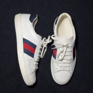 Gucci ace skor - Gucci ace skor. Färg navy blå. Medföljer endast skor. Skick 9/10. Storlek 8 passar 43.
