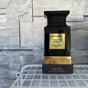 Tom Ford Tobacco Vanille 100ml EdP - Lyxig parfym från Tom Ford, Tobacco Vanille, 100 ml Eau de Parfum. Flaskan är svart med guldiga detaljer och har en elegant, fyrkantig design. Perfekt för dig som gillar varma, kryddiga och söta dofter med inslag av tobak och vanilj. Kraftig doft. Helt oanvänd då jag ej var nöjd med lukten då jag blindköpte den. Obs en REP