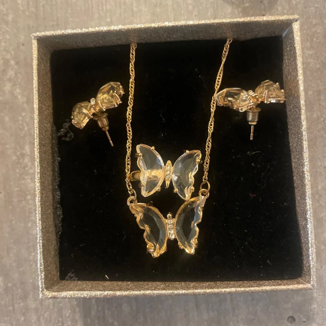 Smyckeset med fjärilar i guld och glas - 2
