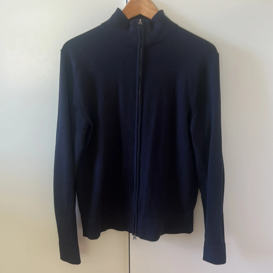 Mörkblå kofta med dragkedja