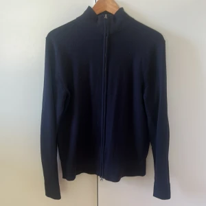 Mörkblå kofta med dragkedja - Skön mörk blå kofta från these glory days i strl S. 