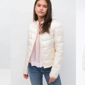 tunn gräddvit jacka🤍  - en jätte fin gräddvit jacka! från ginatricot i storlek 158/164,passar xss! knappast använd! Perfekt till sommarkvällar. Köpt för 479kr 