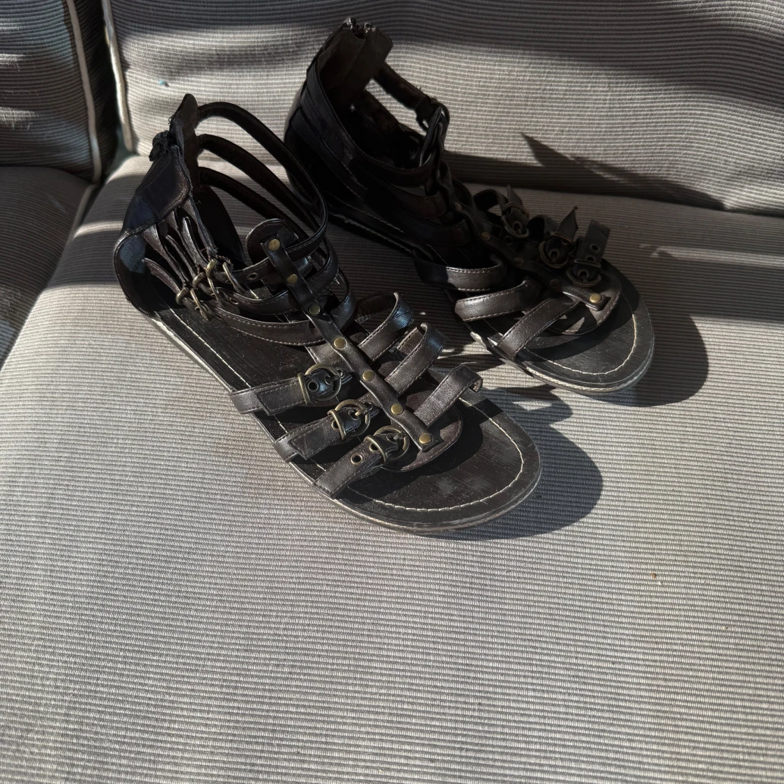 Svarta gladiatorsandaler med dragkedja