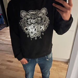 Svart Kenzo Tröja - Svart Kenzo Tröja (A-K), knappt använd.