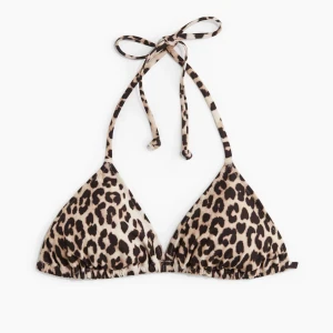 Leopardmönstrad bikiniöverdel med knyt - Trendigt trekantsbikini med leopardmönster i beige och brunt. Knyt i nacken och ryggen. Ej använd. Endast testad. Storlek 36 men går att göra mindre/större🩷🫶🏼