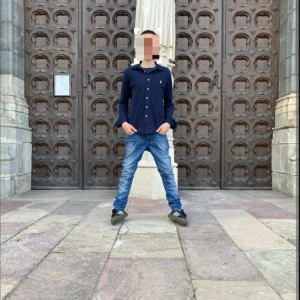 Mörkblå polo skjorta  - Snygg mörkblå polo skjorta med klassisk krage och knappar hela vägen framtill. Skjortan har lång ärm och en stilren, enkel design som passar till jeans eller chinos. Perfekt för dig som gillar en clean och tidlös look.