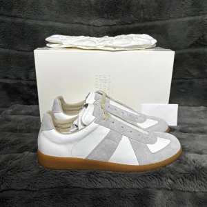 Maison Margiela skor - Hej säljer nu mina fina Maison Margiela skor i storlek 40. De är helt nya med dustbag och kommer vara otroligt snygga på sommaren. Nypris cirka 8000kr! Vi kommer att sälja liknande produkter nu i sommar så glöm inte följa profilen!🌊🍾