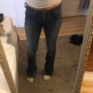 Levis lågmidjade bootcut jeans - Lågmidjade bootcuts från Levis, köpte på second hand men de kommer inte till användning🥰