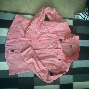 Rosa skjorta från Polo Sport Ralph Lauren - Säljer en snygg rosa skjorta från Polo Sport Ralph Lauren i storlek M. Skjortan har klassisk krage, långa ärmar och knappar hela vägen. Broderad logga med polospelare på bröstet. Perfekt för dig som gillar stilrena och sportiga plagg. Knappast andvänd och bra skick!