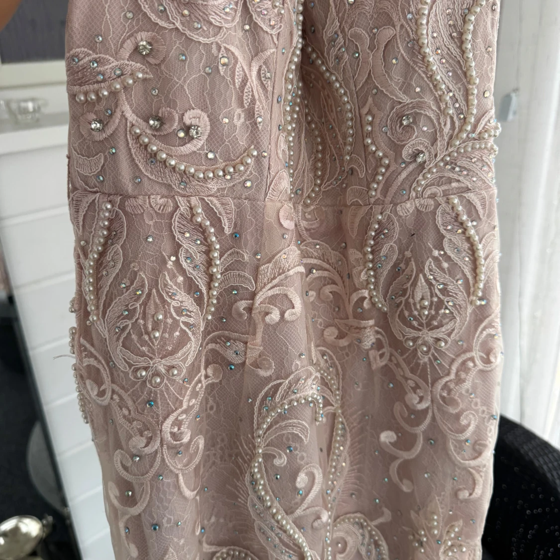 Ljusrosa spetsklänning med pärlor - 4