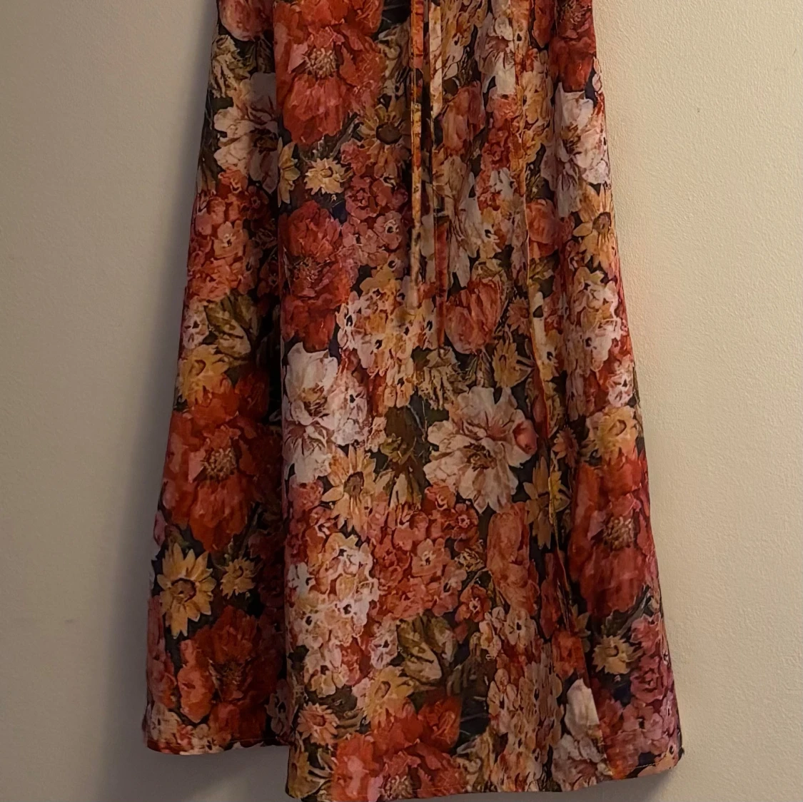 Blommig långklänning med puffärm och slits - 2