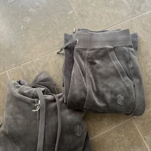 Mörkgrå hoodie från Juicy Couture - Säljer ett jättefint juicy couture sett!! 