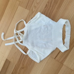 Vit topp - Stickad topp med öppen rygg. Aldrig använt.