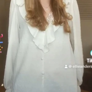 Vit blus  - En vit blus från Shein, jättefin o kan både klä upp o klä ner, jättebekväm o ha på sig o tunt material.